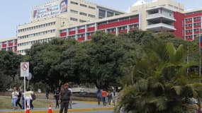 L'hôpital militaire de Caracas où séjourne Hugo Chavez depuis son retour de Cuba. La rumeur insistante donnant le président vénézuélien Hugo Chavez décédé de son cancer a été démentie vendredi par ses proches. /Photo prise le 20 février 2013/REUTERS/Carlo