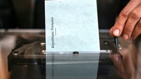 Une personne vote au 1er tour de l'élection présidentielle à Lyon, le 10 avril 2022