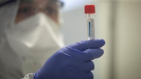 Échantillons de'un potentiel malade allant être testé pour vérifier s'il contient le virus du Covid-19, le 7 mars 2020 à Créteil.