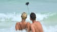 Deux personnes prenant un selfie dans l'eau (photo d'illustration).