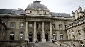 La cour d'assises de Paris juge une femme soupçonnée d'avoir maquillée le meurtre de sa patronne.