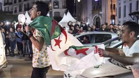 Des Algériens expriment leur joie dans les rues d'Alger, le 11 mars 2019, après le renoncement d'Abdelaziz Bouteflika à un cinquième mandat. 