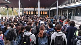 Des élèves et professeurs rassemblés dans la cour du collège Les Battières pour rendre hommage au professeur Samuel Paty, un an après sa mort, le 15 octobre 2021 à Lyon