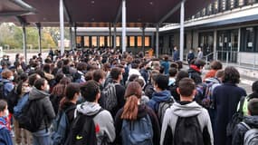 Des élèves et professeurs rassemblés dans la cour du collège Les Battières pour rendre hommage au professeur Samuel Paty, un an après sa mort, le 15 octobre 2021 à Lyon.