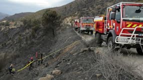 Des pompiers tentent d'éteindre un feu dans la région de Bastelica, en Corse, en mars 2017. Photo d'illustration
