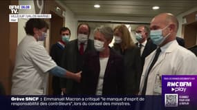 Élisabeth Borne en visite dans un service pédiatrique de cancérologie dans le Val-de-Marne