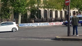 Une banderole vindicative contre le PSG sur la route du Parc.