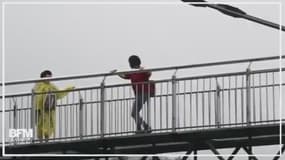 À 120m au-dessus du vide, cette passerelle donne le vertige aux Chinois