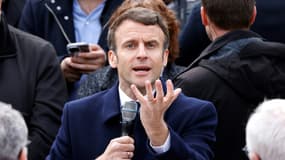 Emmanuel Macron le 5 avril 2022 dans le Finistère