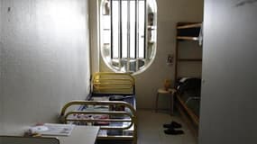 Cellule de la prison de Bois-d'Arcy, près de Paris. Malgré l'augmentation du nombre de places pour la détention, la surpopulation carcérale en France serait à l'origine d'un climat de plus en plus tendu, générant des violences quotidiennes dans le établis