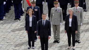 Emmanuel Macron et, entre autres, le général Pierre de Villiers, au troisième rang, au centre, aux Invalides, le 30 juin.
