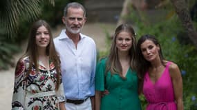 Le roi Felipe VI et la reine Letizia d’Espagne et leurs deux filles Leonor (17 ans) et Sofia (16 ans) à Majorque, le 31 juillet 2023.