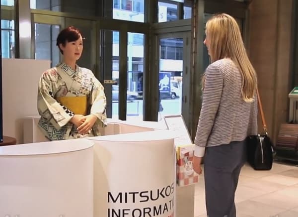 Aiko Chihira dirige les clients dans un grand magasin de Tokyo.