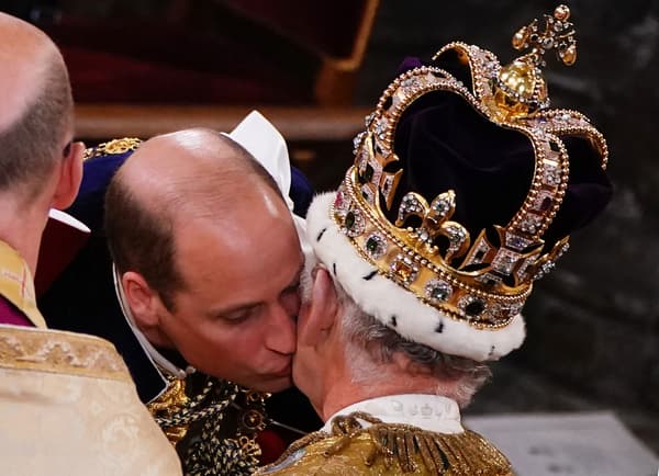 Le roi Charles et le prince William, lors du couronnement, le 6 mai 2023 à Londres. 