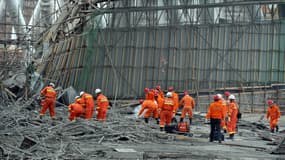 Les secours sur les lieux de l'accident d'une centrale électrique, en Chine. 