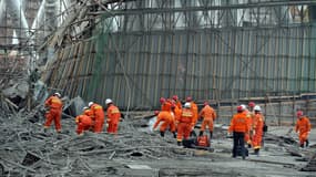 Les secours sur les lieux de l'accident d'une centrale électrique, en Chine. 