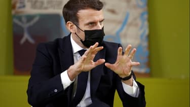 Emmanuel Macron rencontre des étudiants à la Maison des Etudiants de l'université Paris Saclay à Saclay dans l'Essonne, le 21 janvier 2021