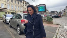 Virginie Lucot-Avril, ancienne maire d'Aumale le 6 février 2025 marchant dans le centre de ce bourg de Seine-Maritime