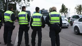 Quatre agents de la police allemande à la frontière entre Strasbourg (Bas-Rhin) et Kehl (Allemagne) au pont de l'Europe, en train d'effectuer des contrôles aléatoires le lundi 16 septembre 2024.