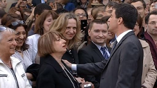 Manuel Valls et Monik Juif dans la cour de Matignon le 1er avril 2014.