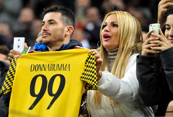 Des supporters de Milan avec le maillot de Donnarumma