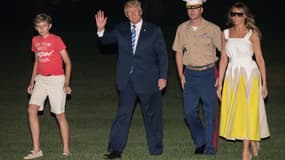 Barron Trump et ses parents, Donald et Melania Trump, lors de leur retour à Washington DC, le 20 août 2017. 