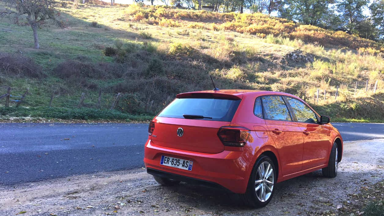Becquet arrière, diffuseur avec inserts chromés, montant et épaules plus charnues, Volkswagen a voulu une Polo plus masculine dans son look. 52% des acheteus de Polo sont des acheteuses.