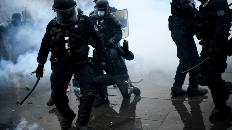 Des policiers arrestent un manifestant, le 30 janvier 2021 à Paris