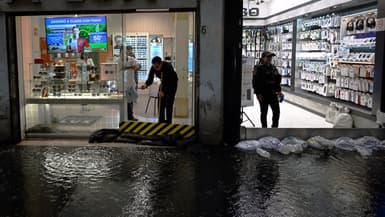 Des commerces locaux inondés sont visibles dans la rue Madero à Mexico le 13 août 2025.