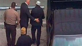 Manuel Noriega (à droite) conduit à l'aéroport de Miami, où il a embarqué à bord d'un vol Air France à destination de Paris. L'ancien dirigeant panaméen Manuel Noriega est en cours d'extradition des Etats-Unis vers la France, où il a été condamné pour bla