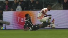 Le tacle de Bamba Dieng lors d'Angers-OL, le 7 décembre 2024.