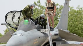 Le chef de l'armée de l'air indienne se hisse dans le cockpit d'un Rafale, le 9 juin 2014.
