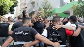 L’armée libanaise forme une chaîne pour bloquer les partisans des mouvements chiites libanais Hezbollah et Amal quicrient des slogans contre les manifestants antipouvoir dans le centre de Beyrouth, le 6 juin 2020