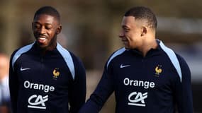 Ousmane Dembélé en discussion avec Kylian Mbappé lors d'un entraînement de la France, mars 2024