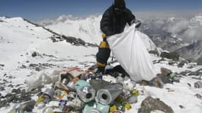 Un sherpa népalais nettoie le mont Everest de ses détritus. 
