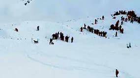 Les secouristes à la recherche de rescapés juste après l'avalanche.