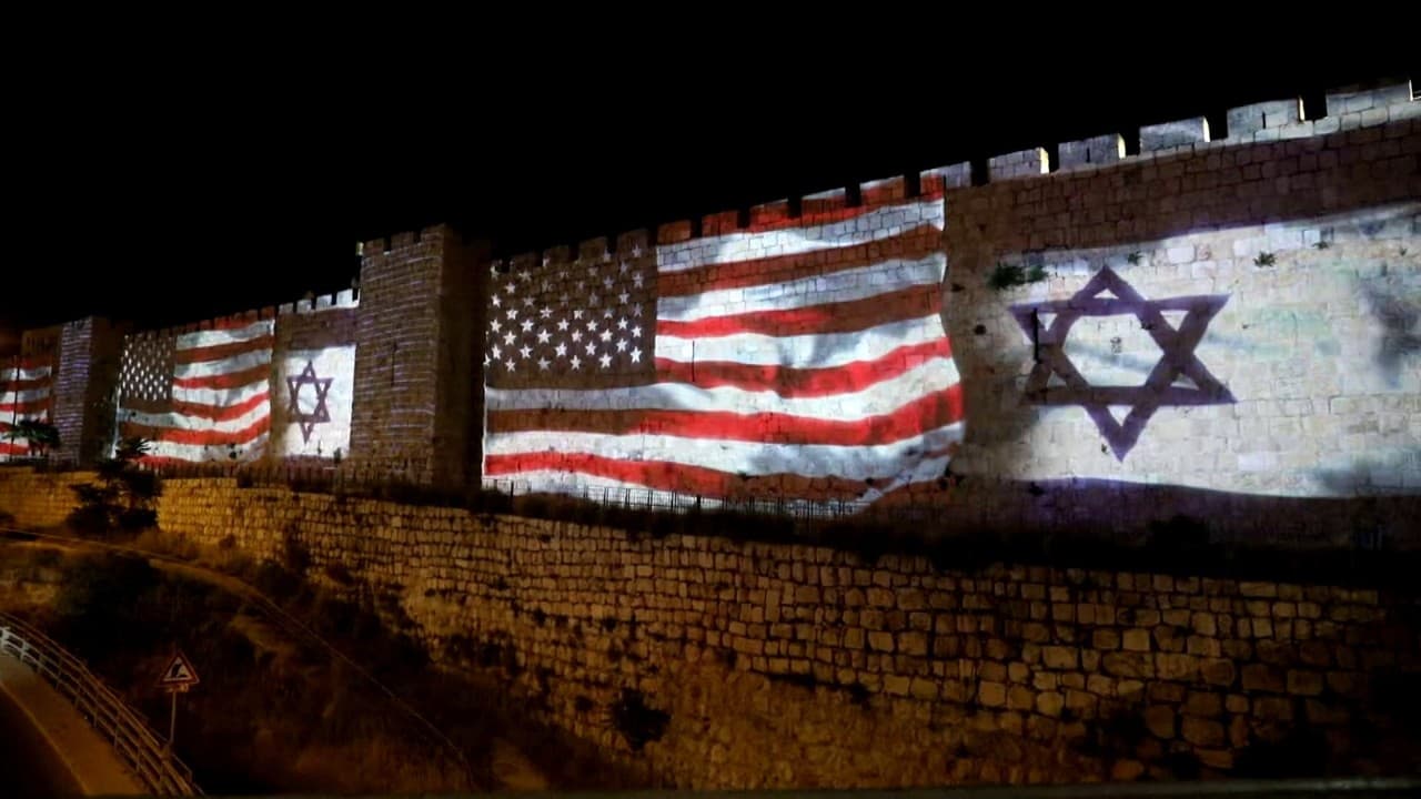Pour Le 1er Anniversaire Du Transfert A Jerusalem De L Ambassade Des Etats Unis Le Drapeau Americain Projete Sur Les Murs De La Vieille Ville