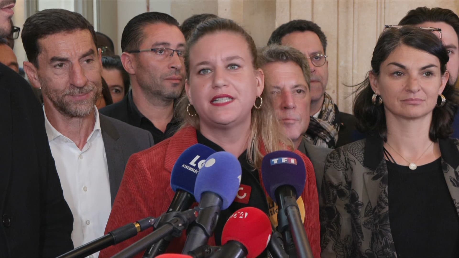 Mathilde Panot appelle les militants et électeurs socialistes à "rompre les rangs" après le rejet de la motion de censure LFI