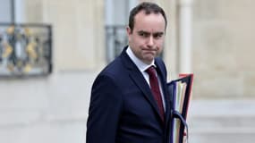 Le ministre français des Armées Sébastien Lecornu à la sortie de l'Elysée, le 6 mars 2024 à Paris