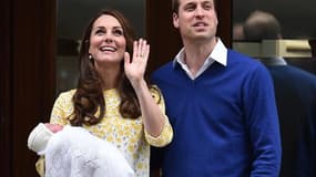 William et Kate présentent leur nouveau né le 2 mai 2015 devant la maternité de l'hôpital Saint Mary à Londres