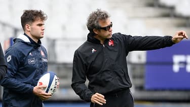 Damian Penaud et Fabien Galthié avec le XV de France en février 2022
