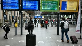 Des passagers attendant à la gare Saint-Lazare à Paris.