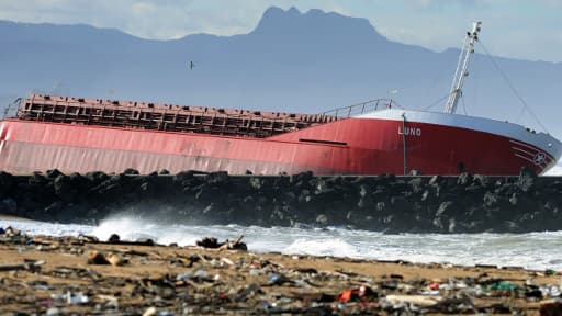 Le cargo échoué sur la plage, le 6 février 2014.