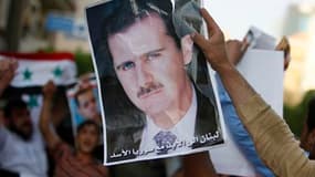 Portrait du président syrien Bachar al Assad déployé à Beyrouth, au Liban, par un partisan du régime. Le président syrien ainsi que neuf membres de son gouvernement et de son entourage se sont vu infliger lundi des sanctions par l'Union européenne, désire