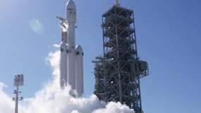 Falcon Heavy est le plus puissant lanceur du monde en service avec ses 27 moteurs nécessaires pour faire décoller ce mastodonte de 70 mètres de haut.