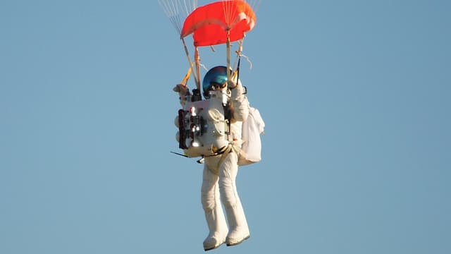 L'Américain Alan Eustace, a battu vendredi le record d'altitude en ballon détenu depuis 2012 par l'Autrichien Felix Baumgartner.
