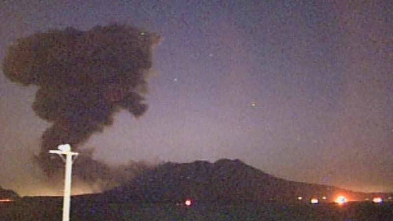 Le mont Sakurajima au sud du Japon en éruption, le 5 février 2016.