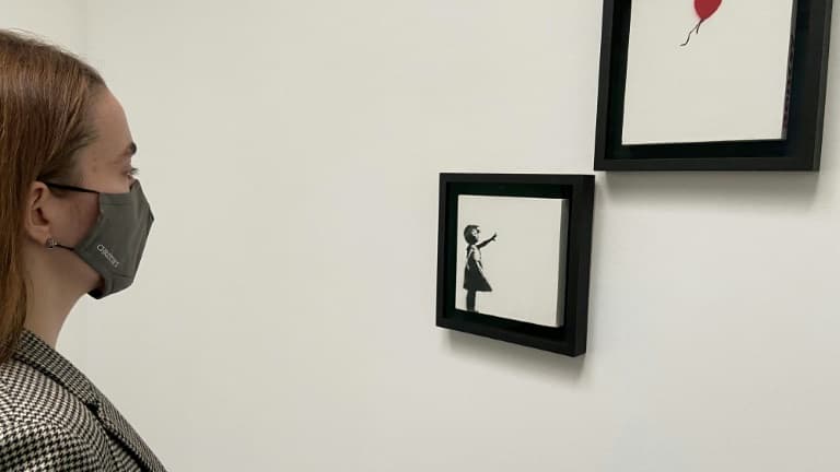 La version diptyque de "La Fille au ballon", de Banksy, exposée chez Christie's à Londres le 1er octobre 2021.