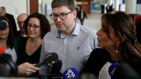 Les parents d'Evaëlle, à gauche et au centre, et leur avocate Delphine Meillet, à leur droite, le 10 mars 2024 au tribunal à Pontoise, dans le Val-d'Oise