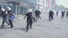 Les forces de l'ordre qui s'affrontent aux manifestants à Ankara (Turquie)